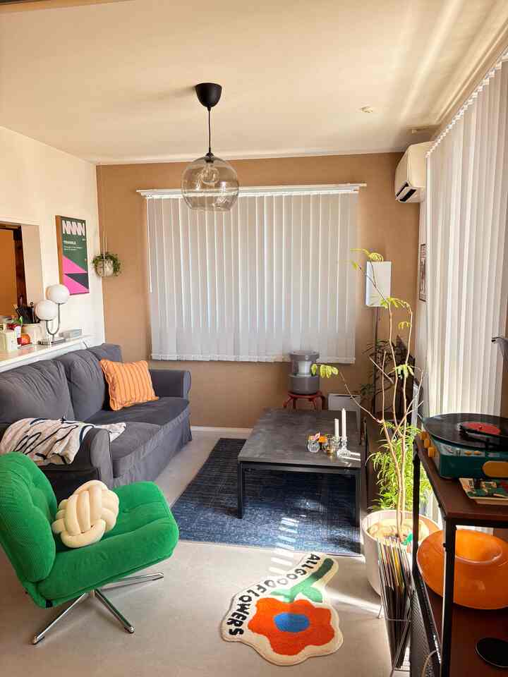 How do you choose the colors for your sofa and zaisu cushions?

Choosing colors can be tricky, but I choose colors that are similar to the smaller pieces in my room. 💭
This creates a sense of unity while also adding accents. 🥳

For a gray sofa, I recommend a floral rug or donut-shaped light. Orange 🧡

For a green zaisu chair, I recommend a floor lamp. White 🤍

I hope this helps! 👀❣️

#RoomDecoration #お部屋づくり #リビング
#8-TatamiLivingRoom #8畳 #さし色 #差し色
#Accent #アクセントインテリア #2人暮らし
#LowTable #観葉植物 #フロアタイル
#Midcentury #ミッドセンチュリーモダン
