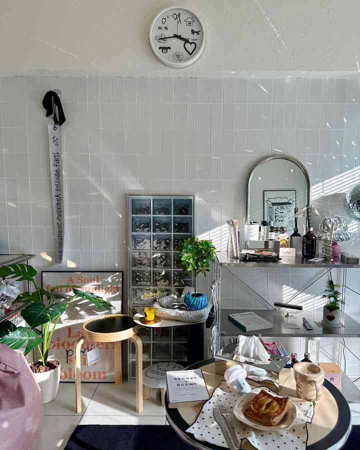 白いタイル壁と木目調家具が配置されたシンプルで落ち着いたリビングルームのおうちカフェ空間