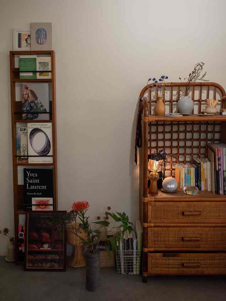 Pada akhirnya, hanya aku yang akan tinggal di sana. 🟠
Aku ingin tinggal di sini dan memajang barang-barang yang kucintai. 〇
　　
Novel, buku seni, buku bergambar, bunga dan vas bunga, dupa, dan palo santo.
Kalian semua menghias dengan apa? 🫶
　　
　　
#HidupSendiri #ワンルーム #1R #和モダン #ミッドセンチュリーモダン #ラタン #ラタン家具 #本棚 #アート #花 #ドライフラワー #フラワーベース #一輪挿し #フロアタイル #趣味 #賃貸 #京都 #京都暮らし