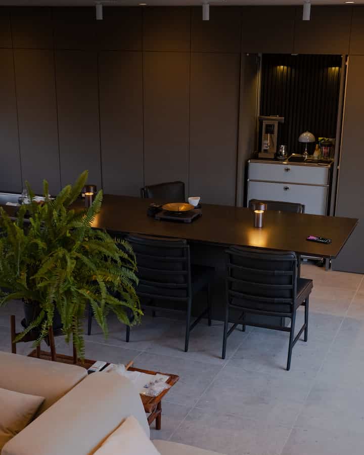 バックドアをスライドドアにすることで
リビングと趣味の空間を分離

エスプレッソマシーン何がいいか
迷います🤔

#interiordecor #造作キッチン
#リビングインテリア
#coffeebar #coffee
#timeandstyle
#二世帯住宅
#pepeのいえ
