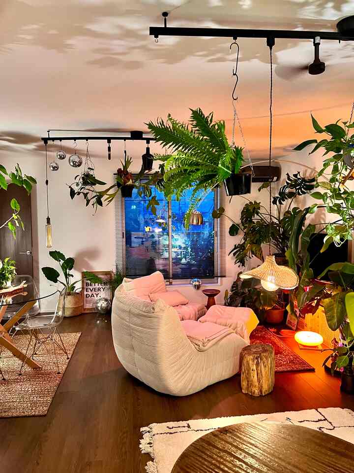 お引越ししました🏡
お気に入りのお部屋の紹介です。

Season8から見て下さっている皆様そして
前のお家が好きでみてくださっていた皆様
遊びに来て頂けて嬉しいです☺️
実は団地 のお家からお引越ししました。
まだまだ未完成なところもありますが、新しいお家でも皆様にお楽しみ頂ける投稿をしていければど思っています。嬉しい事にSeason9もアンバサダーとして活動させて頂ける事となりましたので引き続きよろしくお願いします。

🆕のお家でもリビングが1番のお気に入り！
余白を大切にしながらナチュラルとミッドセンチュリーをベースにお部屋づくりを進めています😉


#ミッドセンチュリー  #植物インテリア #茶色い床のお家 #リビング照明 #リビングインテリア #お気に入りスペース #お気に入り　#落ち着いた色合い　#落ち着いた雰囲気　#余白 #アジア工房 








