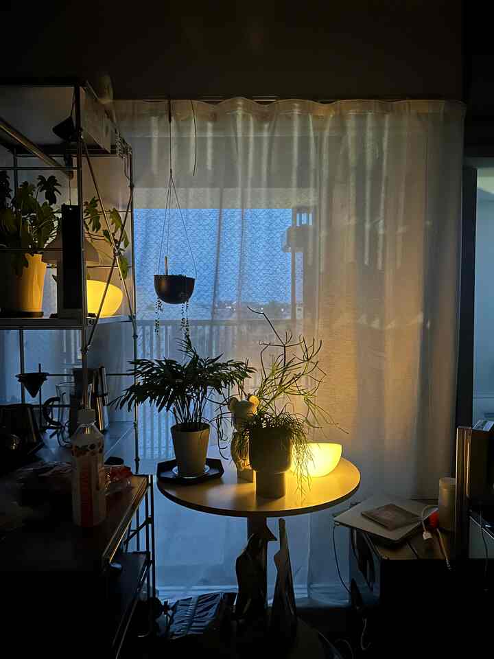 癒しの照明

#間接照明 #ソーラー照明 #太陽電池式照明 #IKEA

IKEAのソルヴィンデン
日中明るいところに置いておくだけで暗くなると勝手に光ります！とても癒されます！
太陽電池式なので、コードもないしどこにでも気軽に移動できます🌞

もうすぐ販売終了みたいです〜