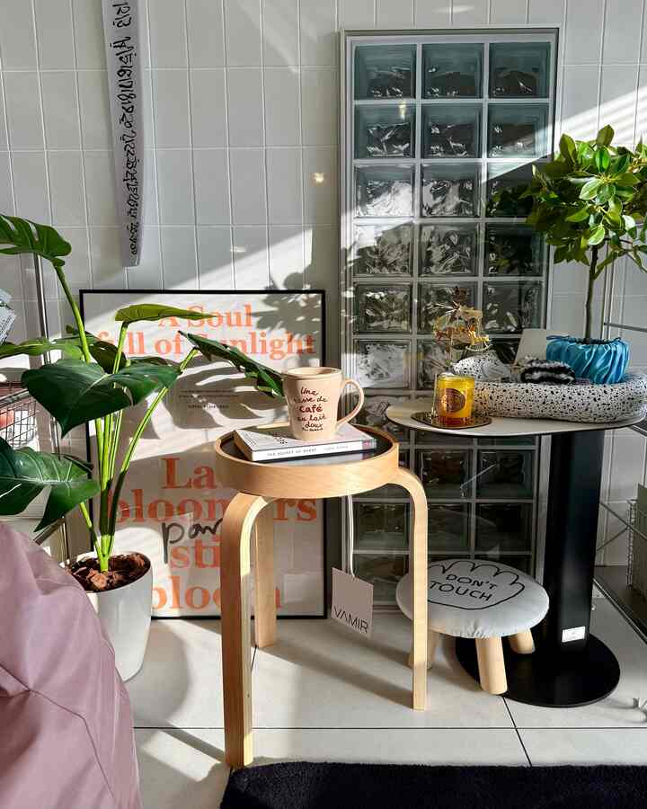 小ぶりで可愛らしいスツール🖤
最近赤も好きでcherry redと迷ったけど
リビングに色増えすぎるかなって思って
night blackにした🖤ちょっと小物
飾ったりするのに使いやすいsize。

#livingdecor #リビング #リビングインテリア #マイルーム #椅子おすすめ #椅子  #거실 #거실인테리어 #오늘의집 