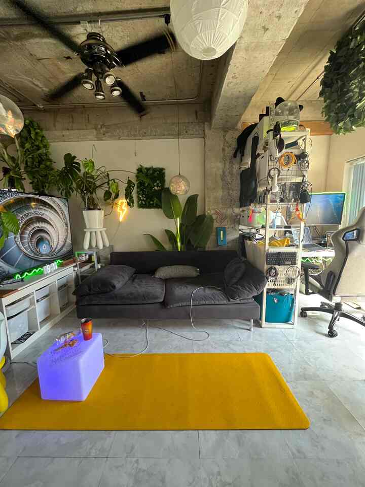 さぶあかです。
斜光が減り秋を感じています。筋トレの時キャンプチェアを畳んだままにしてみています。いつもより広い。
デスクの周りの配線が地獄なので綺麗にしたいな。

#ワンルーム #賃貸インテリア #IKEA #信じられないIKEA率 #観葉植物 #リノベーション #cozy #筋トレ #ハイセンス配線 