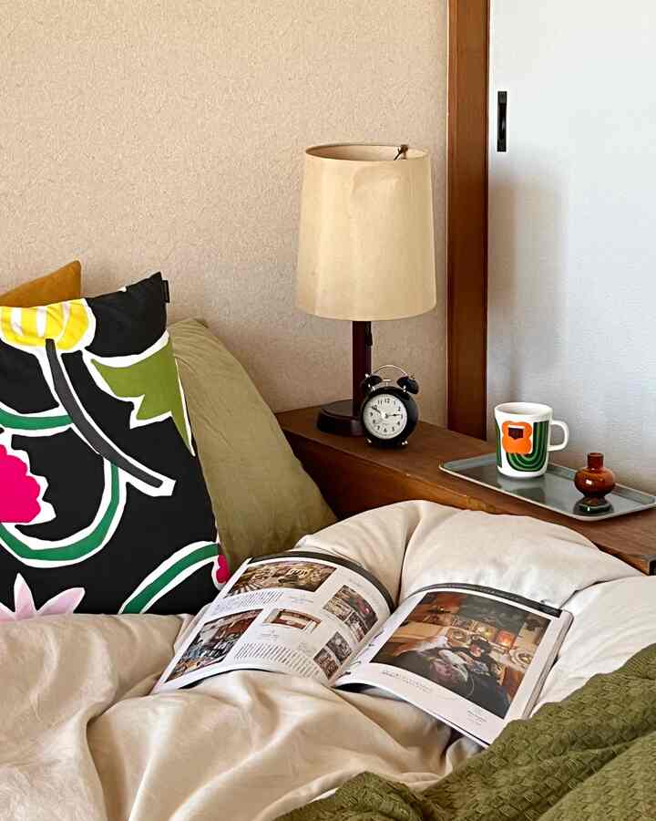 ベージュとウッドトーンの調和が美しい寝室、枕と掛け布団カバーが温かみのある雰囲気を演出するインテリア