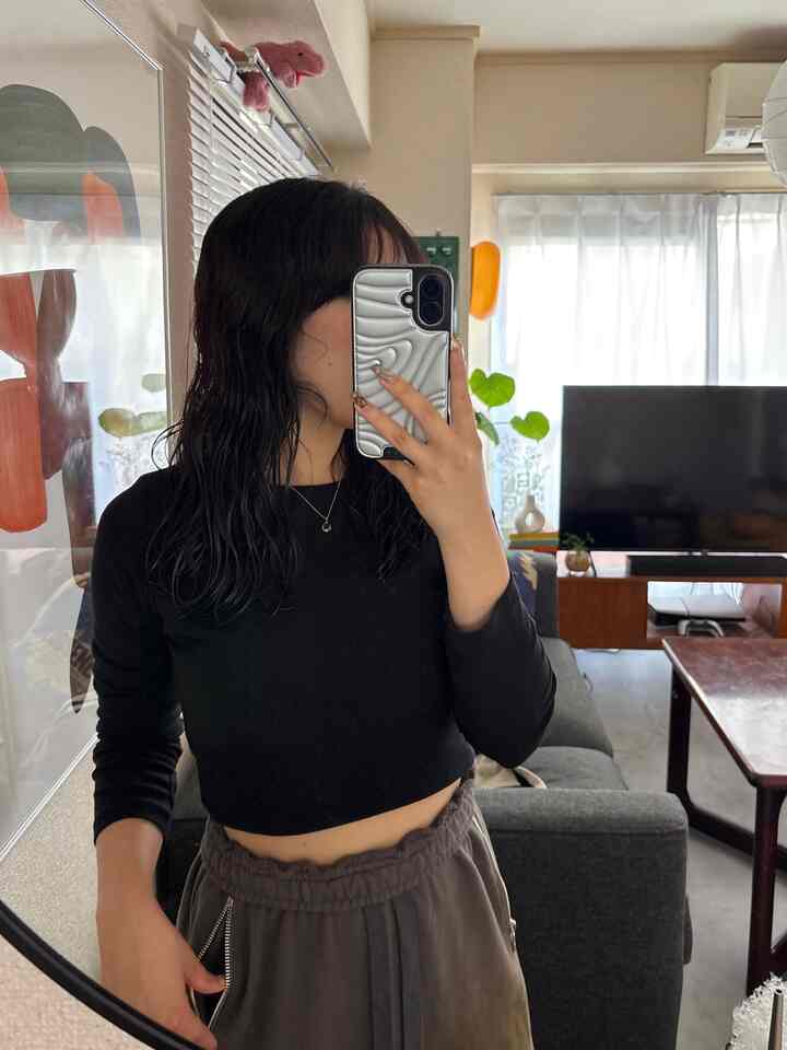 白い壁とカーテンが背景の12畳リビング、グレーのソファと木製のコーヒーテーブルが配置されたモダンなミッドセンチュリーのインテリア