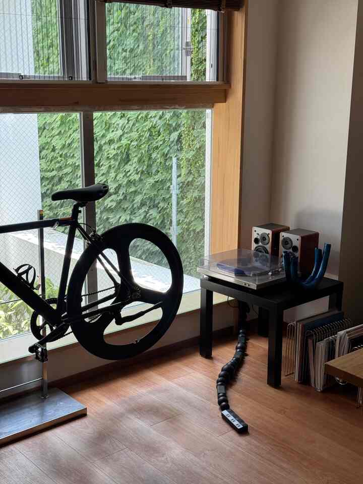 日当たりが良い、、わけではないですが、
朝の時間帯、少し明るくなる時間帯があります。
その時間にレコード音楽を流すのがマイブームです

#インテリア #一人暮らし #ルームツアー #1LDK
#レコード #自転車