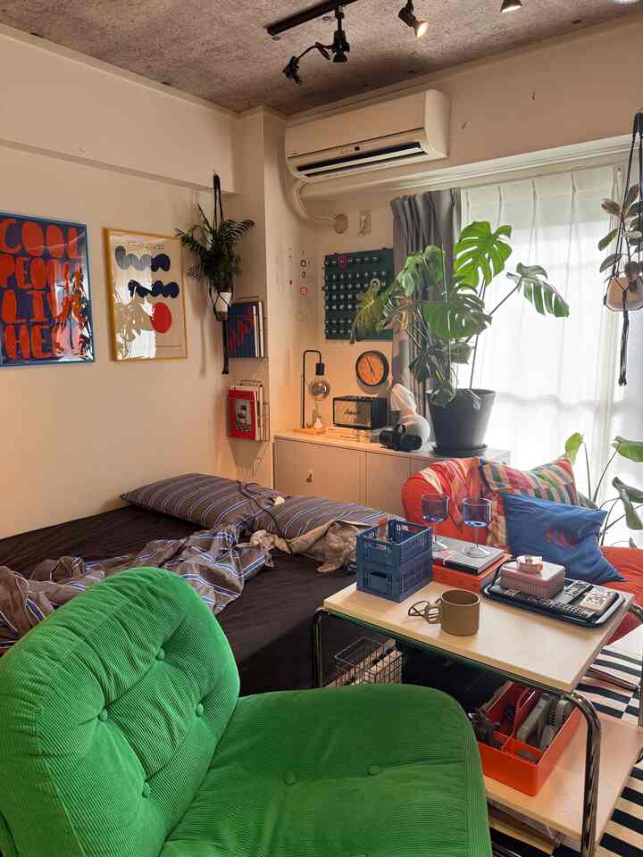 IKEA家具多めのお部屋です
ディヴリンゲのパーソナルチェアに座って
コーヒーを飲む時間が大好きです

Hayのワイングラスと
ケースをブルーで揃えて買いました

プチプラワインも🍷美味しく
感じます♡

他のカラーも素敵なので
食器はつい集めたくなります


#IKEA家具 #hay #カラー雑貨 #ミッドセンチュリー #カラフルなインテリア #心地いいお部屋 #cozy #fargo #電源タップ #オシャレなリビング #コーヒーカップ 