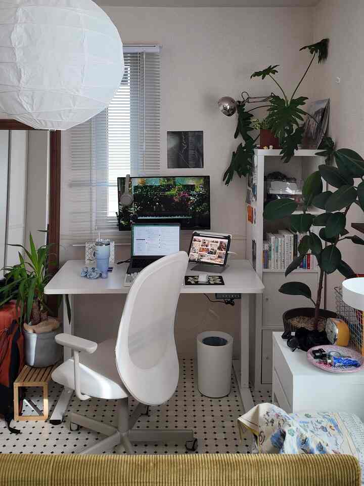 season9もアンバサダー参加させていただきます🪽よろしくお願いいたします。

週末は仕事スペースを模様替え。
背伸びしすぎず今の自分にベストなものを選んで、心地よく集中できて、いいモノを生み出せる場所になっていく過程を楽しむ。

仕事する場所は、特に好きな色たちを纏っています🩵🤍🩶
覗き見防止カバーは手痕だらけです

#ワークスペースインテリア #ホワイト家具 #IKEA #ワークスペース #二人暮らし #在宅勤務 #workfromhome #workspace #homeoffice