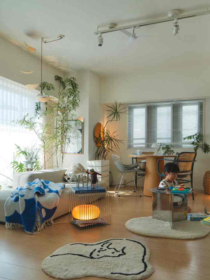 🌲近ごろ我が家🌲
リビングが、ただいま森ってます🌳
マンションの大規模修繕でベランダの植物を避難させたら、部屋が一気にモリモリに。

せっかく大集結してるので、
【 我が家のグリーンメンバー紹介 】

ドラセナコンシンネ
…すらりと伸びるフォルムで空間をシャープにしてくれるスタイリッシュ担当。

セローム
…大きな葉っぱで存在感抜群。お部屋の雰囲気に元気をプラスしてくれる！

エバーフレッシュ
…夜やお水が足りなくなると、葉を閉じるのがなんともかわいい。ふわふわ葉っぱの癒し系。

アレカヤシ
…ダイソーで買ったのが元気に育ってます。シティポップっぽい雰囲気がすき。

シマトネリコ
…1番大きいのがシマトネリコ。いつもはベランダで木漏れ日を演出してくれてる。シマトネリコなのかシマトリネコ🏝️🪿🐈なのか一生覚えられない。

ブルーベリー
…我が家に収穫の喜びをもたらしてました。来年は収穫もっと増やしたい！

ほかにも映ってないけど、ストレリチア・ローズマリー・バジル・しそなど、香りや彩りを担う面々もいます🌿

建物がシートに覆われて午後はちょっと暗いけど、
期間限定フォレストリビングを楽しもうと思います🌿


#賃貸インテリア #植物のある暮らし #グリーンインテリア #観葉植物 #植物好きな人と繋がりたい #部屋づくり #homedecor #日々の暮らし #観葉植物のある暮らし