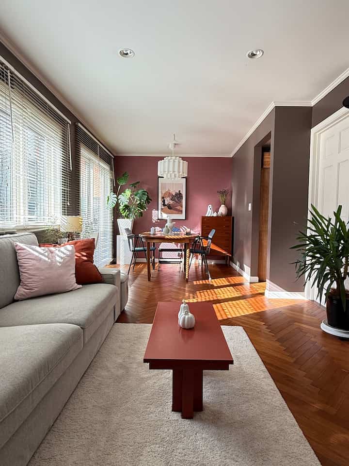 #IKEA #IKEAHACK #colorful #colorfulinterior 
#イケア　#イケアハック　#カラフル　#カラフルインテリア

またOhouseのアンバサダーを務める事になりました！カラフルインテリアの楽しさを知っていただけたら嬉しいです☺️

Instagramで発見したIKEAHACK！
簡単にお安くできるDIYなので作ってみました。
イケアのLACKを2個使い、DIYでコーヒーテーブルを作りました！
クリスマスに向けて赤にしてポイントになりかわいいです！
YouTubeも始めました！良かったら覗いてみてください！
