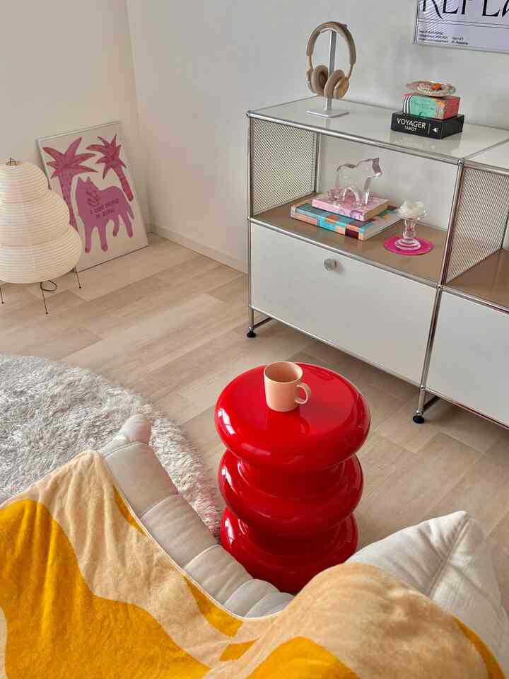 初めての投稿🧵
season9でのアンバサダーを任せていただきましたYOUUと申します。
都内でひとり暮らしを満喫してます🌳
デザイナーズ家具やミッドセンチュリーな雰囲気を中心に好きな色を集めています。
趣味は海外旅です✈️ 
Ohouseは始めたばかりですがこれから日常を投稿していきます！

┈┈┈┈┈┈┈┈┈┈

今日カルテルのピラストロが届いた！
表参道の店舗で注文。
在庫がなく現物が見れない上に3ヶ月くらい待つとのことでしたが、絶対この部屋に置きたくて決めました♦️
思ったより軽いし扱いやすい。

#カルテル
#スツール
#ミッドセンチュリー 