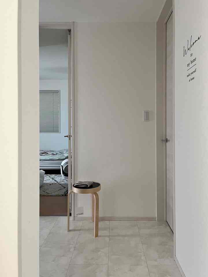 ⁡
⁡
玄関🚪
⁡
お気に入りのスツールを
白い空間にちょこんと置きたくて
玄関スペースに置いてみたら好きだった🤍
⁡
Nutty color stool
(ナッティカラースツール)
color：Night black
@vamir_jp
⁡
⁡
#玄関 #玄関インテリア #玄関タイル #タイル床  #韓国インテリア #マイホーム #マイホームアカウント #暮らしを楽しむ #vamir #バミル #ナッティカラースツール #nuttycolorstool #ラウンドスツール #スツール 