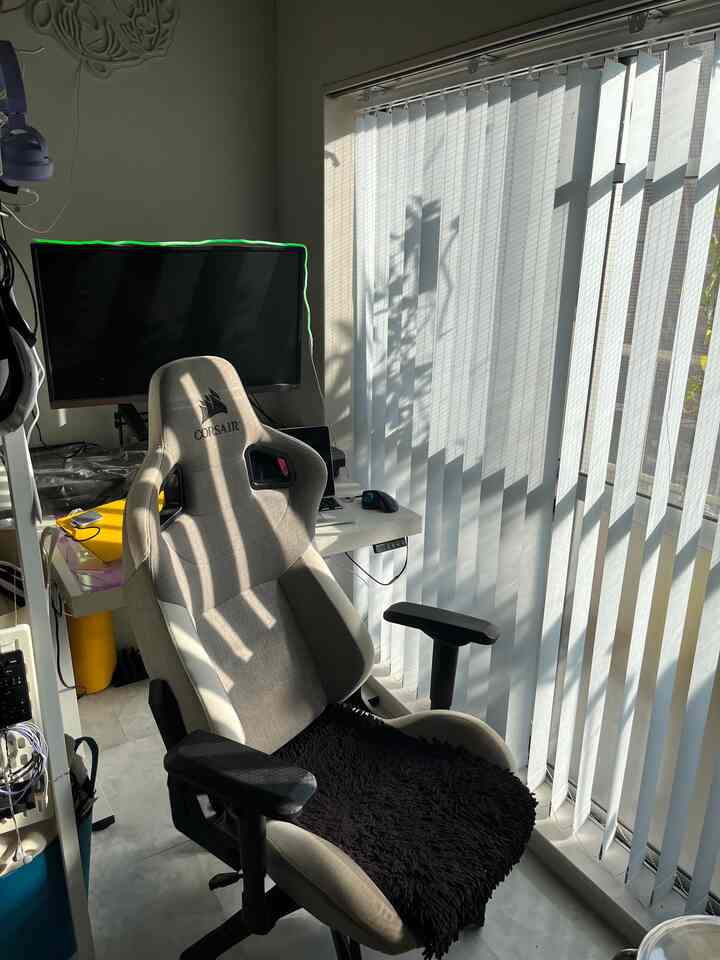 さぶあかです。採光ってインテリアモチベーションになるんですよね。夏は暑すぎるけど、今くらいはとてもいい感じです。
昇降ワークデスクはDIYで脚と天板は別購入をマージしてみました。

コスパディスプレイはBenQがオススメです。フレームレートもまあまあまです。

#ワンルーム #賃貸インテリア #観葉植物 #リノベーション #最高な採光 #diy #diyリフォーム #cozy 