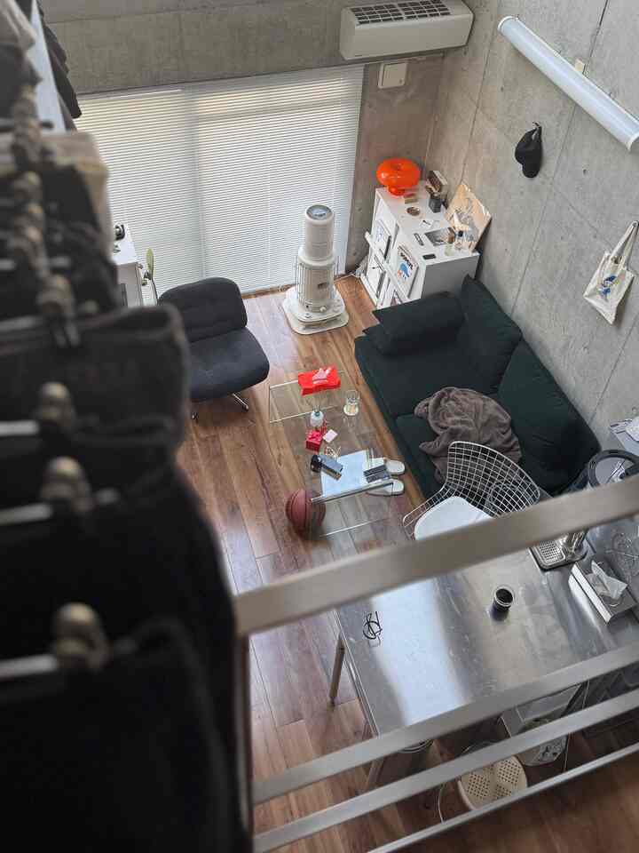 上から🏠
#ロフト付きワンルーム #ロフト付き
#ソファ #ソファおすすめ #ソファのおすすめ 
#IKEA #IKEA家具  #ソーデルハムン 
#ステンレス #ステンレス家具
#コンクリート打ちっぱなし
#一人暮らし #一人暮らし部屋 #一人暮らしアイテム #一人暮らしインテリア #一人暮らしの家 
