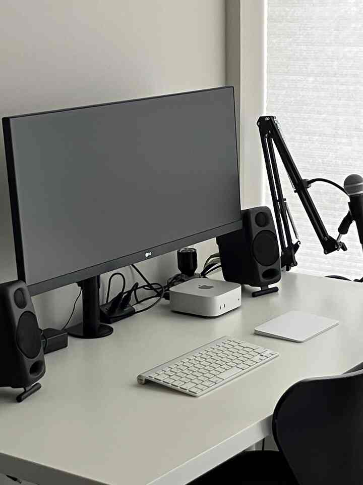 ワークスペースはシンプルに。

Mac miniはビックリするくらい小さくて、デザインもミニマル。
デスク周りをシンプルにしたい方にはおすすめです！

デスクはIKEAで購入しました！
サイズ展開が豊富なので、部屋にあったサイズが見つかり安いと思います！

#ikea #IKEA家具 #デスク #ワークデスク 


