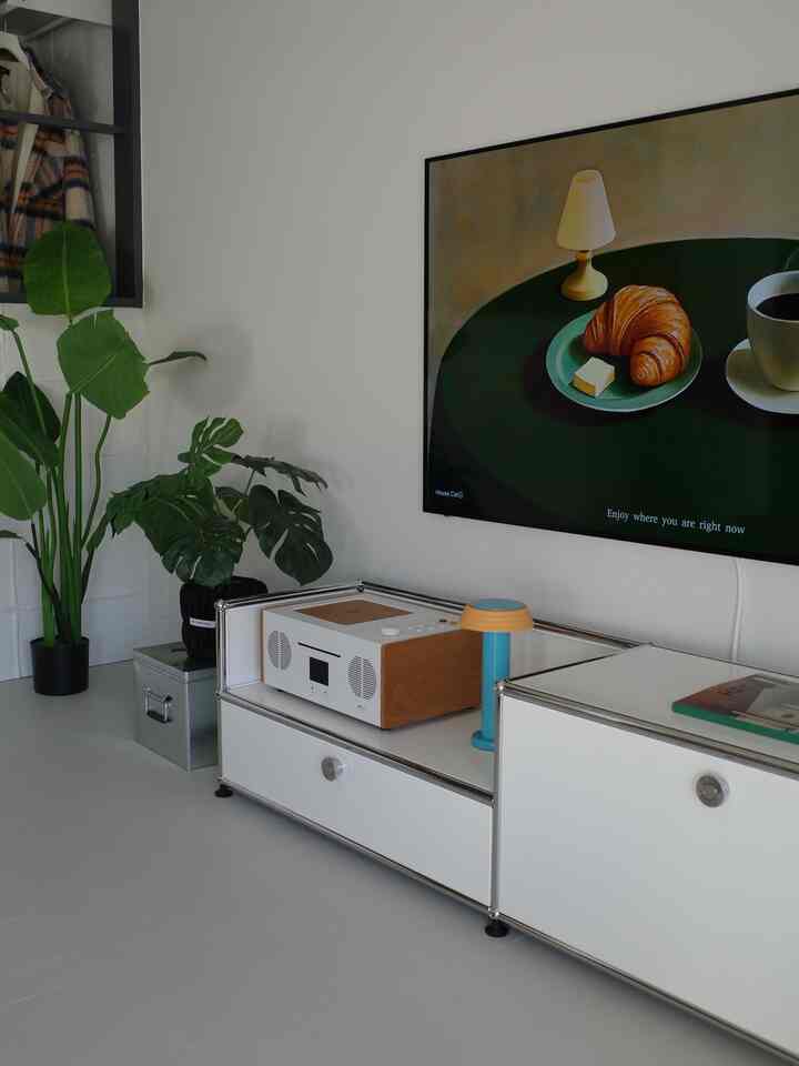 白を基調にしたクリーンな空間にフェイクグリーンが映えるミニマルモダンなインテリア