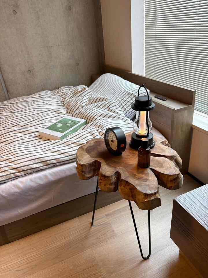 天然木無垢材の質感と特徴的な形がお洒落なサイドテーブル。ちょっとしたモノを置くだけで良く映えます◎
#サイドテーブル #コーヒーテーブル #天然木 #無垢材 #コンクリート打ちっぱなし