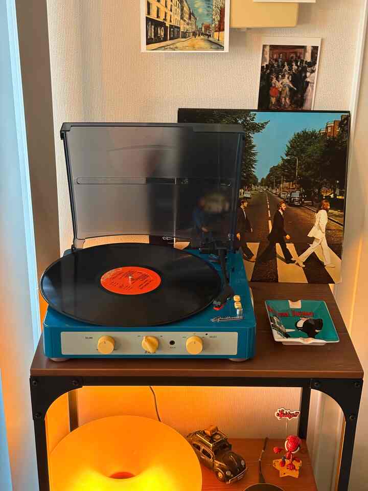 How do you choose your records?
There were so many to choose from, it was hard to choose! 🌀

Out of all the records I had, I chose
Gadhouse records! 💚

I love the green and ivory color scheme.
With so many colors to choose from,
I'm sure you'll find one you like! ❣️👀

#Rental #暮らし #2人暮らし
#Living #interior #ikea #midcentury #industrial
#Roomdecor #部屋づくり #レコード #レコードラック #レコード収納