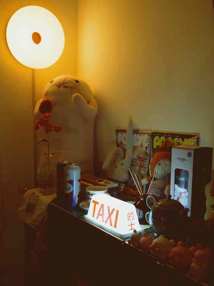 香港土産で埋まったディスプレイ
可愛いぬいぐるみを香港国際空港で見つけて衝動買いしてしまった。

このタクシーランプもとっても可愛い。

📢お部屋記事が今日公開されたので、ぜひご覧ください♡🏠
⇩⇩⇩
https://link.ohouse.com/4jipwt

#USMHaller 
#趣味
#雑貨
#interior
#中古マンション
#ぬいぐるみ
#ぬい
#間接照明
#오늘의집 #인테리어소품 #선반꾸미기 #감성인테리어 #내방꾸미기 #간접조명 #무드등 #내추럴무드 #집꾸미기
