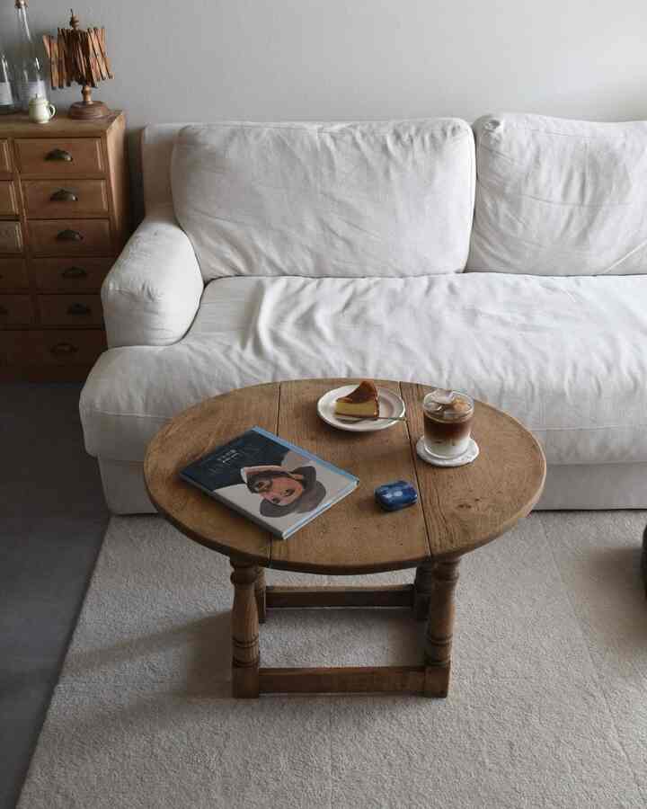 チーズケーキ🧀

#賃貸インテリア #賃貸暮らし #アンティークインテリア #アンティーク家具 #ブロカント #剥離家具 #狭い部屋 #猫とインテリア #1LDK #アンティークのある暮らし #古道具 #古家具
#1LDK #2LDK #二人暮らし #ローテーブル #センターテーブル