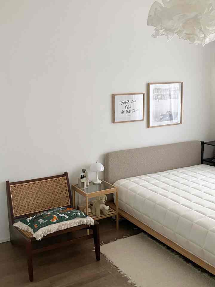 ベッドルームには大きな本棚を置いています。

本棚はIKEAのBilly。背の低いタイプのものが人気みたいですが、私はどんと大きなものを二つ買いました。
ガラス扉をつけて日焼けと埃から本を守りつつ、カラフルな本たちによって部屋がごちゃごちゃしないように。地震対策的にも扉があると安心です。

エッセイ、食にまつわるコーナー、歌集（詩、俳句、短歌）、図録、ミステリー、漫画、その他雑多ジャンル､､､とざっくり分けています。
恐ろしいのはこの本たちのうち、積読が4/5に及ぶこと。早く読めばいいのに、買うペースのほうが早いからしょうがないね🤭📚

#本好き 
#本棚 
#本棚のある暮らし 
#暮らしの記録
#生活の記録
#二人暮らしインテリア
#二人暮らし部屋
#집스타그램 
#하우스그램 
#방꾸미기