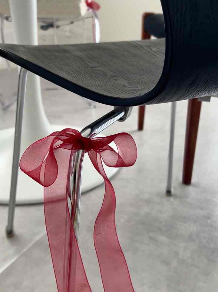 Dekorasi yang selalu ingin saya coba untuk ulang tahun anggota keluarga.

Terlepas dari penampilan, saya sebenarnya ingin menjadi minimalis (

Saat membeli sesuatu, saya mencari fleksibilitas dan kekompakan.

Pita bisa diikat di mana saja, tidak memakan banyak tempat, dan yang terbaik, harganya hanya 100 yen, jadi saya sering menggunakannya untuk dekorasi.

#pestaulangtahun
#ide
#tujuhkursi
#kursipanton
#minimalis
#interiorminimalis
#kursi

