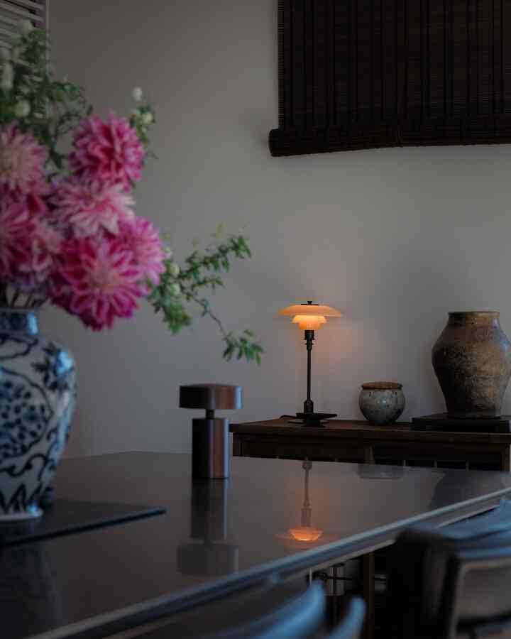 PH2/1 ダスティーテラコッタ
深みのあるエイジブラスは主張がなく
ヴィンテージ家具との相性がとても良い
⁡
温かみがあり眺めていると
穏やかな気持ちになれます

#ph21 #louispoulsen #interiordesign
#pepeのいえ