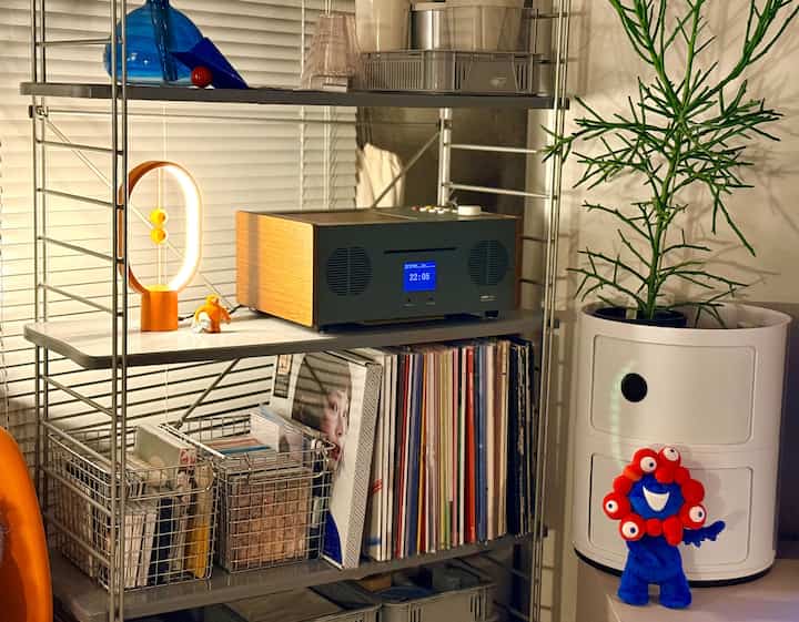 2025.10.14

大阪万博終わってしまいましたね。
ミャクミャクが好きで初めて大阪に旅行に行った今年は良い思い出

我が家のミャクミャクさんもお部屋を楽しんでます

#大阪万博　#カラフルなインテリア　#レコード　#間接照明　