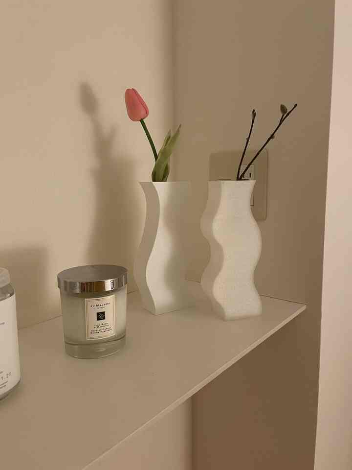 #ダイニング #フラワー #フラワーインテリア #キャンドル #チューリップ #チューリップの造花 #コンセント #コンセント目隠し 

アルゴットのフラワーベース。日本ではまだ取扱うお店が少ないフランスのブランド。白い壁紙の前に置くと、空間に同化し、幻想的で朧げな造形美を見せてくれます。

■購入先はリンクより🛒🔗
Argotは公式サイトからの輸入がおすすめです。フラワーベースが軽量のため、shipping feeも高くありません✈️
チューリップも造花なので年中組み合わせを楽しめるのも気に入ってます🌷