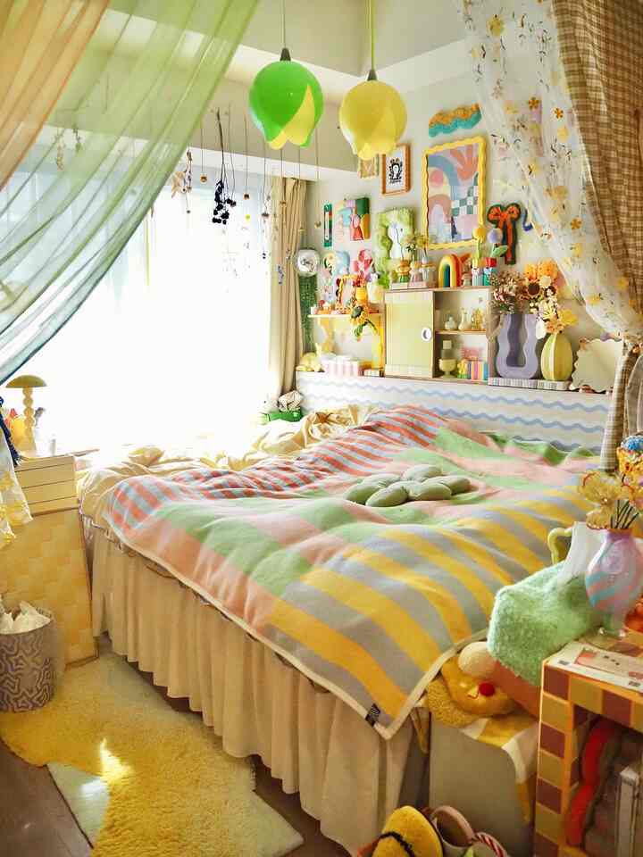 カラフルで明るい光が差し込む、装飾が豊かな雰囲気ある寝室