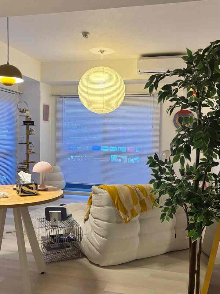 夜のようす🌃
ソファに大きなタオルをかけると汚れを気にせずくつろげる✨️
アーチ型のミラーはAmazonで買いました。部屋が広く見えてお気に入り。

#アーチ 
#アーチ型ミラー 
#壁掛けミラー
#イサムノグチ 
#AKARI
