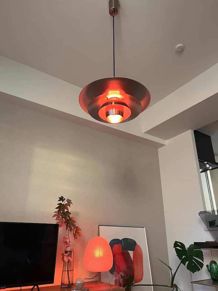部屋作りにおいて1番最初に決めたインテリアは照明でした。

帰った時に温かみのある部屋にしたいなと思い、電球も調色できるタイプのものを選んでいます。

照明にこだわるだけで気分が上がること間違いありません💡

#間接照明 #イサムノグチ #ロナンブルレック
#unico #間接照明インテリア 

