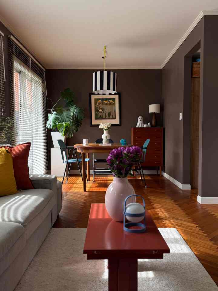 気分転換に、ダイニングの上のランプシェードを
ストライプに変えてみました
ランプシェードのコードはイエローにして
ポイントにしています
壁もピンクからブラウンに塗り替えました 
#interior #colorful #colorfulinterior #ikea 
#roommakeover
#インテリア #カラフル #カラフルインテリア
#イケア　#模様替え 