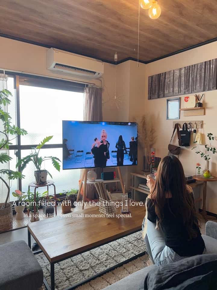 大好きなもので満たすお部屋作り🌿‬
お部屋が自分の大好きな空間だとどんな事でも幸せ感が増える気がする

#リビング #リビングインテリア #インテリア #インテリア家具 #インテリア配色 #インテリア植物 #ラグ #ローソファ #賃貸暮らし #暮らしを楽しむ #ナチュラルインテリア #ナチュラルモダン #インテリアおすすめ #エバーフレッシュ #ローテーブル #テレビスタンド #築古物件 #SHEIN 