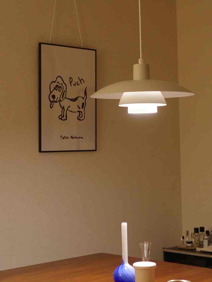 Our house store で購入したかわいいイラストのポスターがいい感じのアクセントになってくれてる。

お花がないのが少し寂しいな〜🌸

#ダイニング #ダイニングインテリア #ダイニングテーブル #アクメファニチャー #ルイスポールセン #照明 #ダイニング照明 #北欧インテリア #北欧 #midcentury  #ミッドセンチュリー 