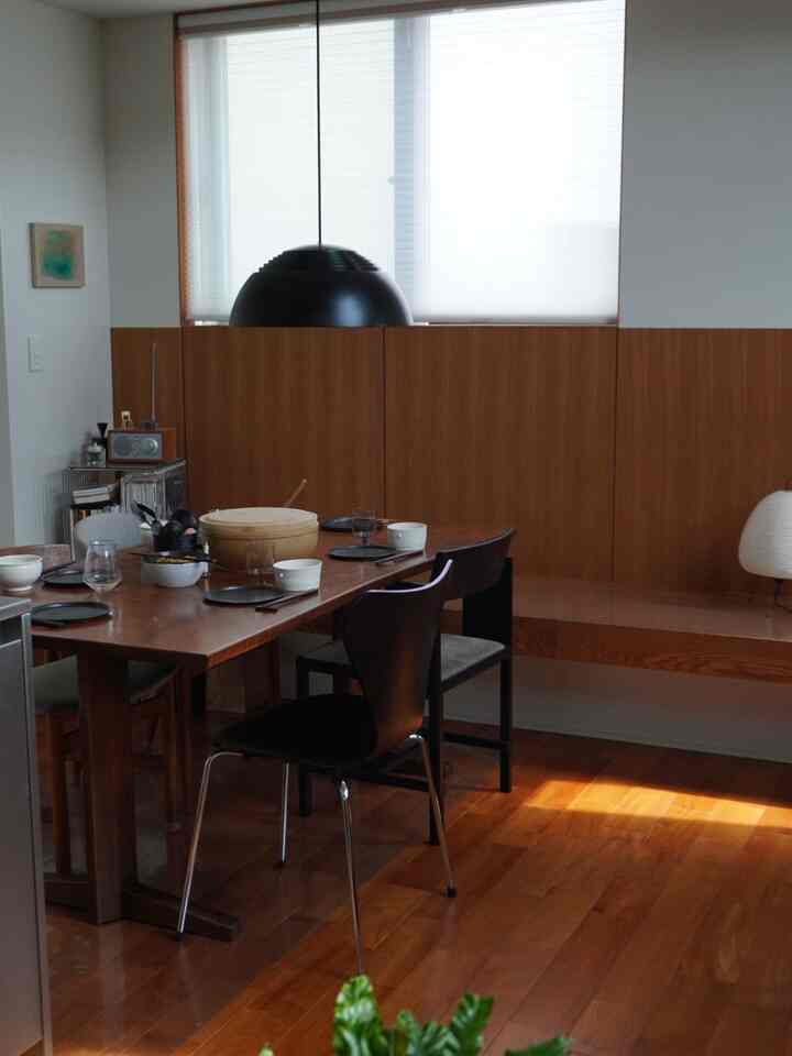 お気に入りの寿司樽で
おもてなしパーティ🍣

壁にようやくかけられたjitsuさんのアート
虫ピンは壁にほぼ穴が開かないのでオススメ📍

#虫ピン　#アートを飾る　#おもてなし料理　#アートのある暮らし

