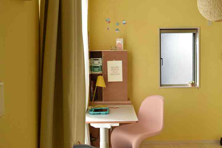 The kids' room is slowly taking shape. I use it a lot now, but I'm glad my daughter likes it too.
I also love the storage I made myself, it's easy to use.
#Workroom #黄色 #ピンク #デスクツアー