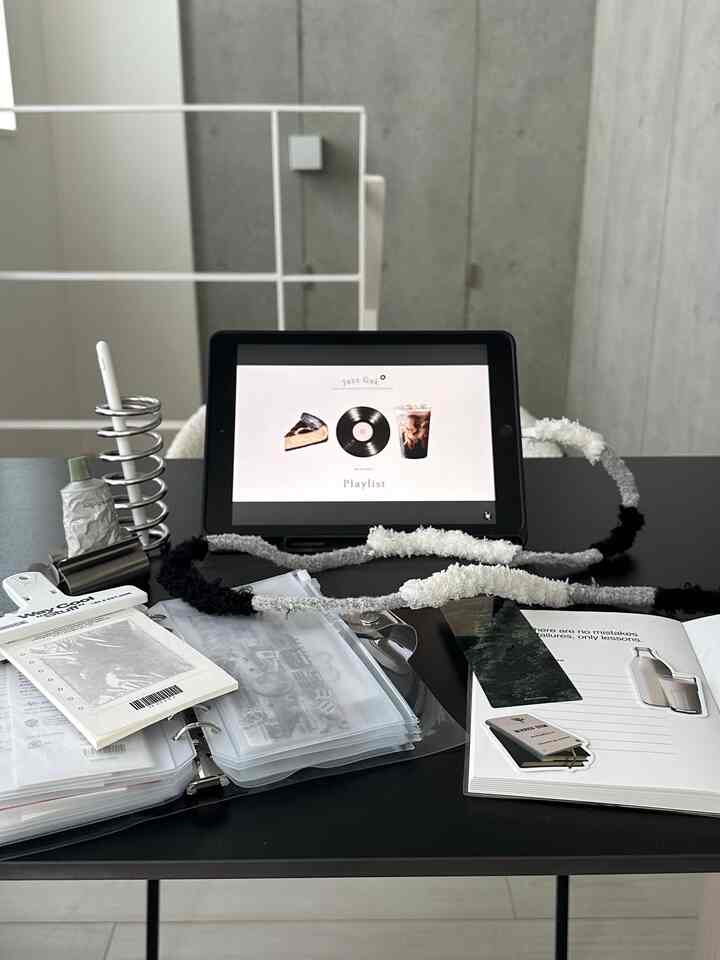 #机
最近は編み物にハマり中🧶
デザインのある充電器探してたから自分で作りました🤍
モノクロカラーがお気に入り♡

#リビング #マイルーム #充電器　#スケジュール #手帳 #シール　#シール帳