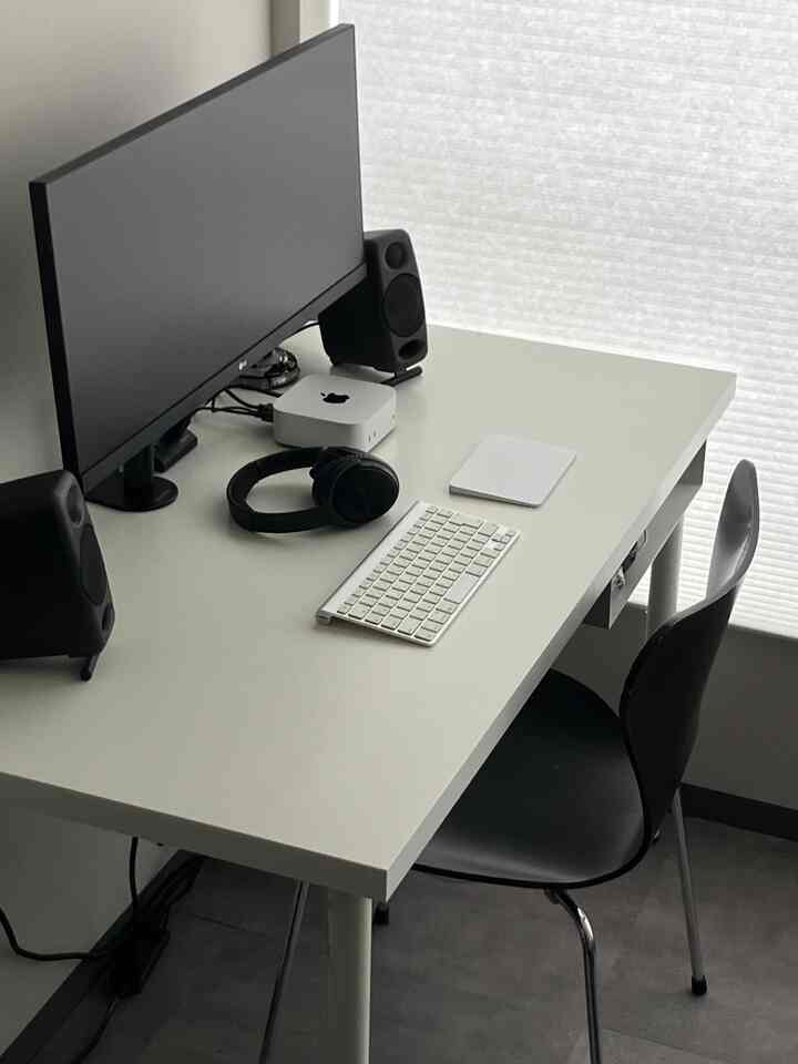 Jaga ruang kerja Anda tetap sederhana.
Saya memasang rak penyimpanan Yamazaki di bawah meja saya agar barang-barang kecil tidak terlihat!

Meja saya dari IKEA.
Sederhana itu yang terbaik!

#Yamazaki #IKEA #IKEA家具 #IKEAデスク #モノトーン #モノトーンインテリア