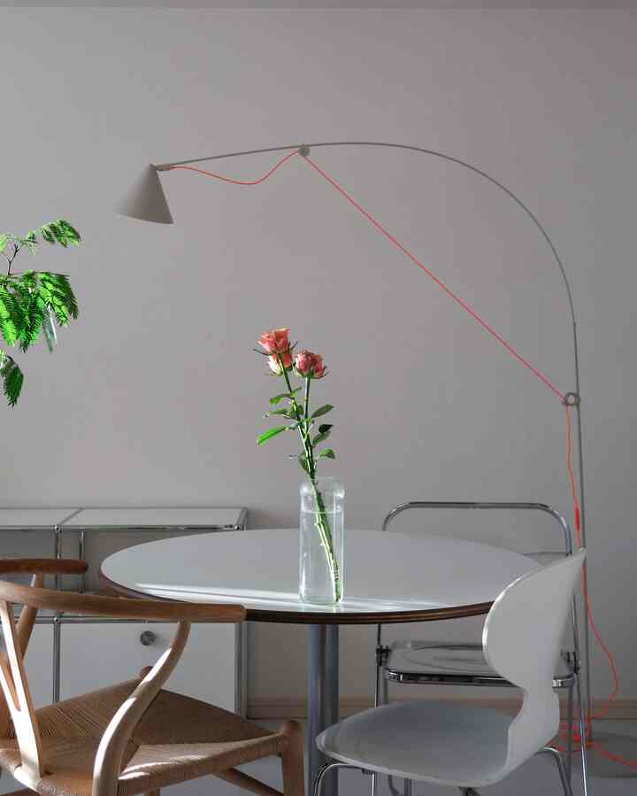 .
余白をつくるだけで、部屋の印象がぐっと変わりますね 🌿

モノと植物が多かったダイニングを整理して
花とランプをシンプルに配置しました 🌷

——————————————————

📍 この部屋の家具たち

◯ 丸テーブル #ddepartment
◯ 白い椅子 #fritzhansen #antchair
◯ 木の椅子 #yチェア #ch24 
◯ 透明の椅子 #pliachair #giancarlopiretti
◯ 照明 #aynolamp #stefandiez
◯ 棚 #usm #USMHaller 

👉 ぜひ保存して、部屋づくりの参考にしてください ✨

——————————————————

#部屋紹介 #椅子好き #部屋好き #デザイナー家具 #ムクリ #丸テーブル #花のあるテーブル #usmhallerjapan #usmhallermodularfurniture #白ベースインテリア #インテリア好き #フリッツハンセン #カールハンセンアンドサン #プリアチェア