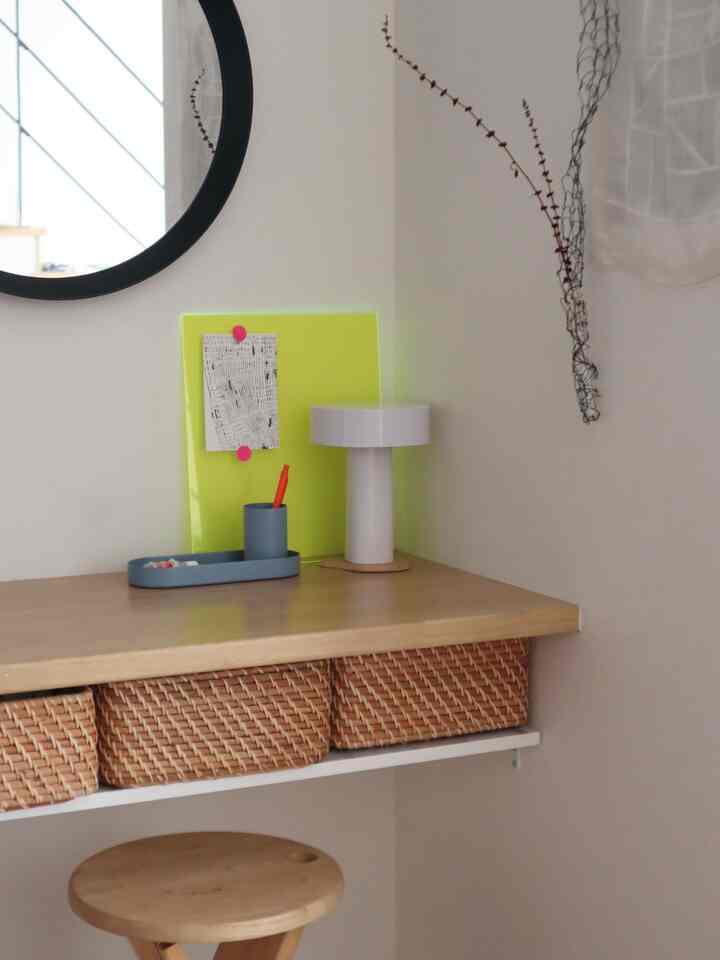 キッチンのすみっこ。

ここはミラーがあるので身支度を整えたり、子どもが宿題をしたりもする場所。

アクリルボードで遊んでみました。
パントンワイヤーの天板にしてみたり、ディスプレイの下に敷いてみたり色々した結果、こちらに落ちつきました。

チラッと写っているのは数年前に購入した
フランスヴィンテージのスツール
Adrian Reedの"Suzy"
おりたたんで、座面の穴で壁掛けできるんだって。

#カラフルなインテリア #ヴィンテージチェア 