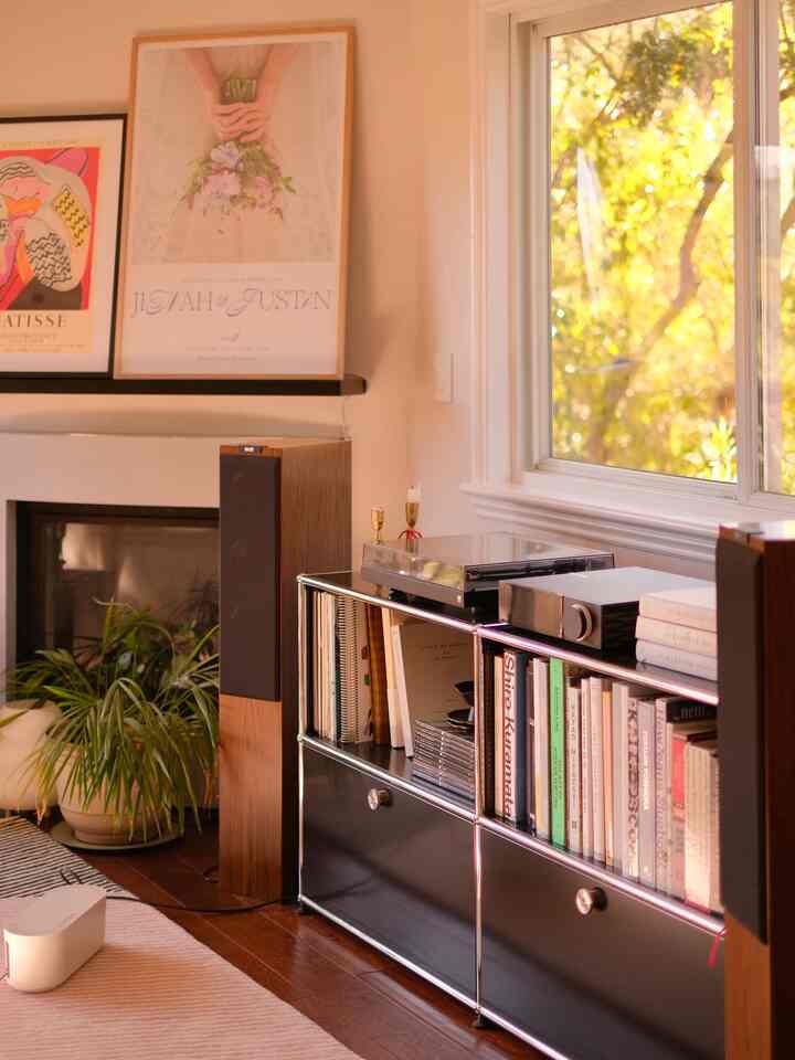 Nothing brings me more peace than a clean house 🧹🫧✨

#livingroom #livingroomingerior #livingroomconsole #usm #usmhaller #hifispeaker #livingroomviews