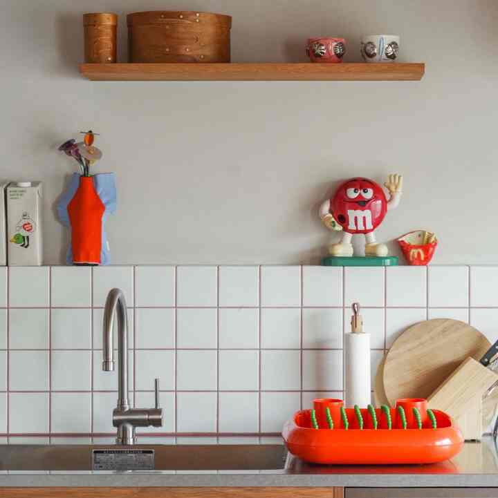 Dapur saya dirancang khusus. Karena langit-langitnya terbuat dari kayu lauan, saya memilih warna merah untuk nat ubinnya. Saya khawatir warna merah di dapur akan membuatnya kurang menarik, tetapi saya senang dengan hasilnya, menciptakan ruang yang begitu menarik. ❤︎
#pop
#tile
#oatmilk
#m&m's

https://www.instagram.com/yhouse3.03?igsh=MWd4a2dkajNid252cg%3D%3D&utm_source=qr
