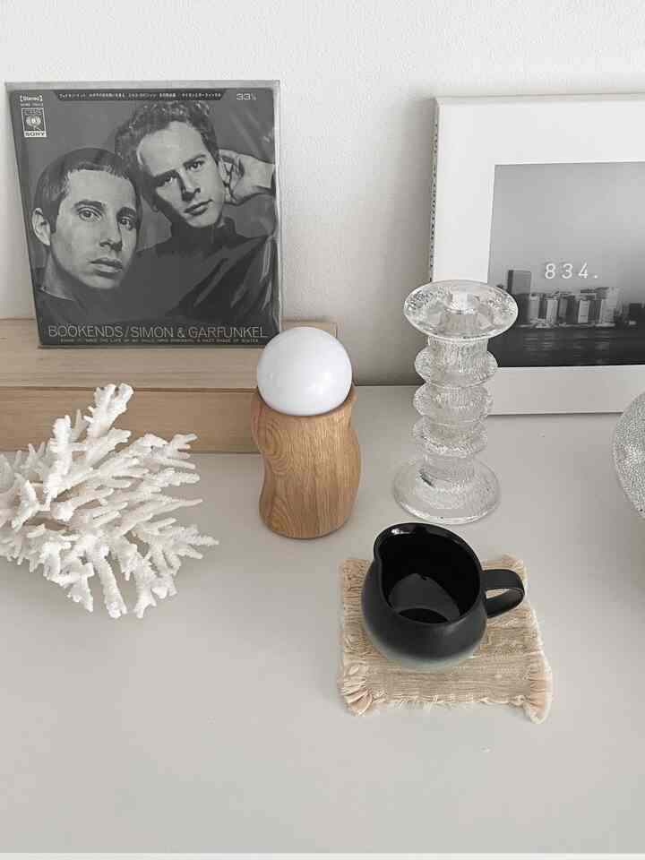 The shelves in my grooming area are filled with my favorite things 🫰

#lamp #香水 #マグカップ #ドレッサー #ディスプレイラック