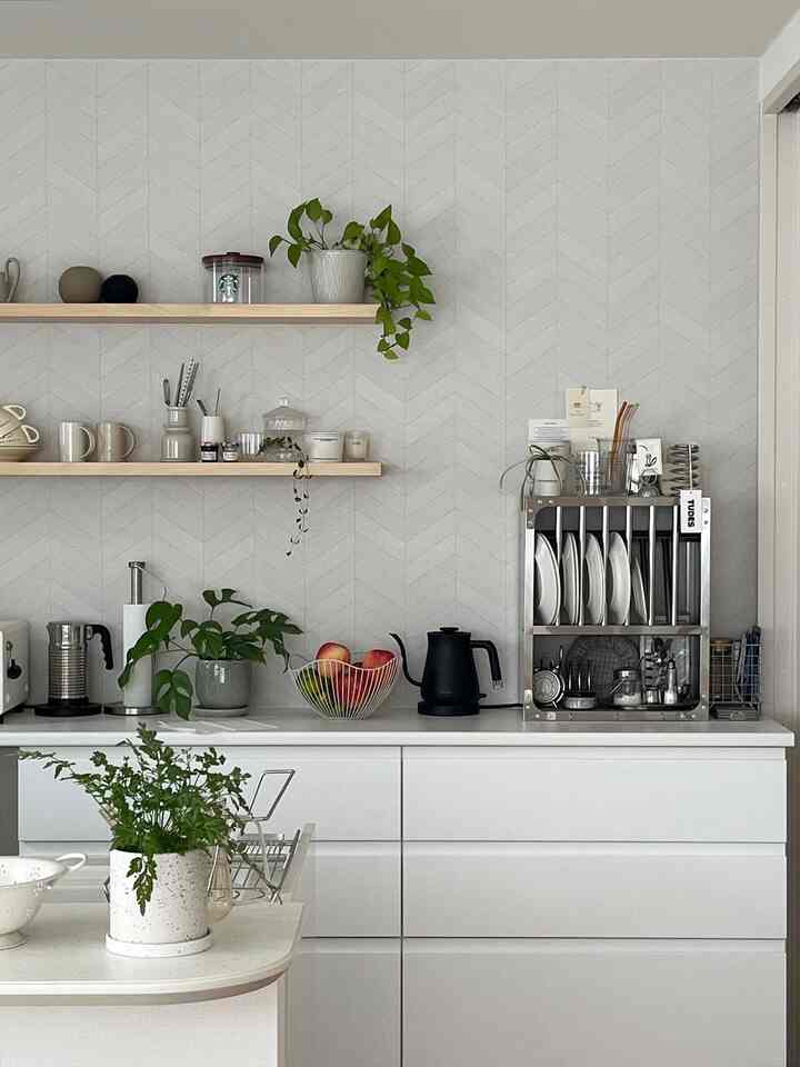 ⁡
⁡
⁡
kitchen🤍
こだわったキッチン背面は
いつ見ても私のお気に入り𓂃 𓈒𓏸
⁡
⁡
⁡
#vamir #ogre #littlerooms #韓国インテリア #韓国インテリア雑貨 #キッチンインテリア #暮らしを楽しむ #ikeaメトード #メトード #キッチン背面 #飾り棚