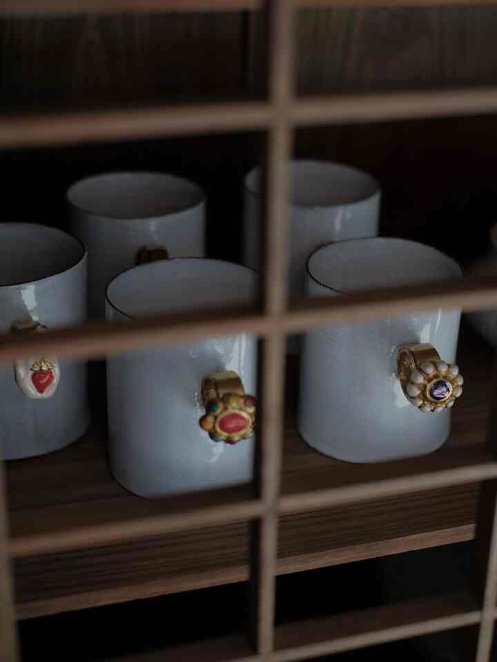 明治時代のキャビネットと
出会う事ができました
100年もの年月を経て職人さんによって
細部は丁寧に修復されていて
状態がとてもよかったです
⁡
和洋折衷の文化を
取り入れ始めた当時のように
西洋の食器類を収納して
これからの100年を
楽しみたいと思います

#interiordecor #vintagefurniture
#アンティーク家具 #astierdevillatte
#pepeのいえ
