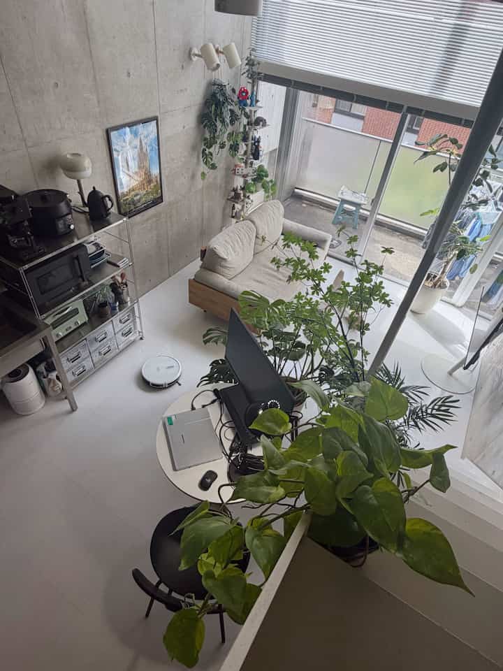 デスク周りは緑に囲まれていてお気に入りのスペース🌱
#植物インテリア #デスク周り 