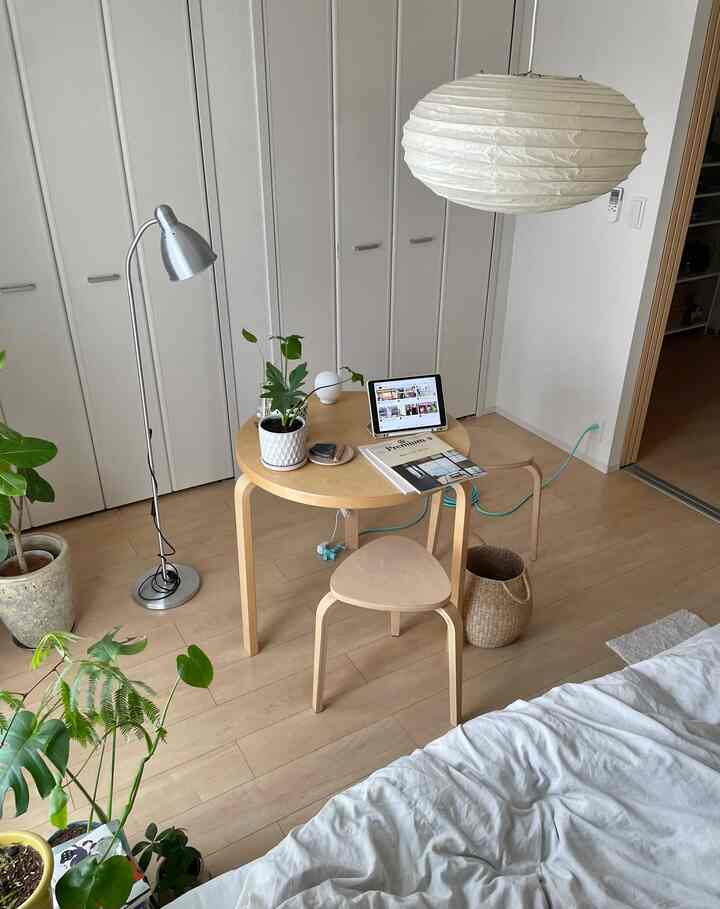 1Kの部屋から引っ越した後の、1LDKのお部屋です😀
収納スペースの扉、壁が真っ白なところがこの部屋の決め手でした🤍🌨️

ここの家に住んでみて部屋を決める条件に日当たりの良さ（窓の大きさや窓の数）も増えることになりました💧😅😰（1LDKなのに窓が一つだったので…🪟）

#一人暮らし #一人暮らしインテリア #観葉植物のある暮らし #観葉植物 #room #roomtour #interior #家具 #日々の暮らし #好きなものに囲まれた暮らし #一人暮らし女子 #賃貸暮らし #1ldk #シンプルインテリア #賃貸インテリア #無印良品 #社宅 #雑貨屋巡り #roomdesign #住み家 #部屋作り #部屋づくり #間取り #artek #引っ越し #イサムノグチ