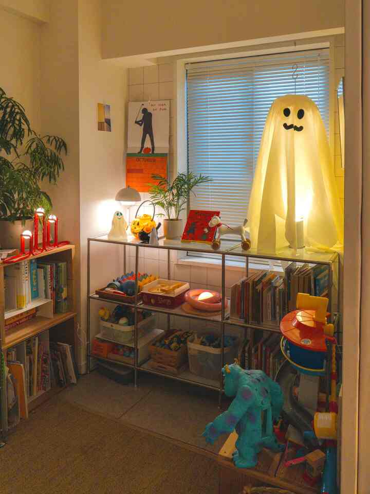 もうすぐハロウィン🎃👻🧙‍♀️
子どもがいると、ハロウィンって一気に特別な日になるよね。
街のディスプレイやお菓子コーナー見るだけでも気分が上がるし、
「今年はどんな仮装にしようかな〜」なんて声を聞くと、つい大人までワクワクしてくる。

今年のわが家のハロウィン飾りはこんな感じ🎃
プチプラアイテムでも、ライトを灯したり、おばけを吊るしたりするだけで
部屋がいつもと違う雰囲気になって、ぽうやも嬉しそう。
その顔見てると、母も嬉しい限り。

毎年ちょっとずつアイテムが増えて、
気づけばわが家のハロウィンも、じんわり賑やかになってきたな〜🎃


#ハロウィン飾り　#ハロウィンデコレーション  #ハロウィンインテリア　#子ども部屋インテリア　#賃貸インテリア
#ハロウィンパーティー #カルディ購入品　#スリーコインズ購入品